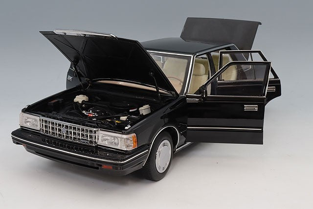XiaoGuang Model XGM8250612B-2 1/18 Toyota Crown MS122 Black Beige