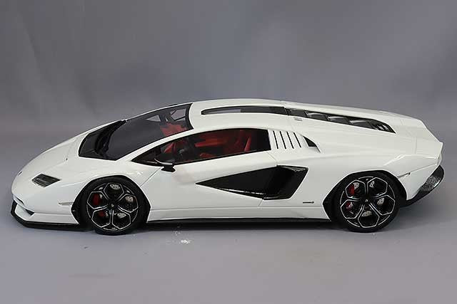 TOP SPEED TS0438 1/18 Lamborghini Countach LPI 800-4 Bianco Siderale