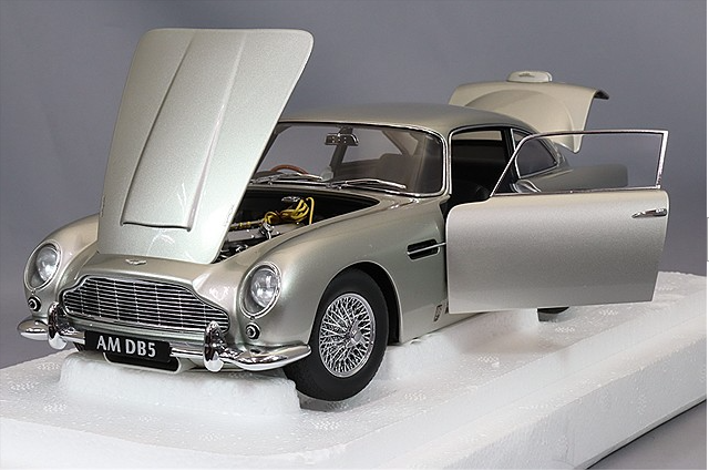 AUTOart 70287 1/18 Aston Martin DB5 Silver Metallic Composite Model
