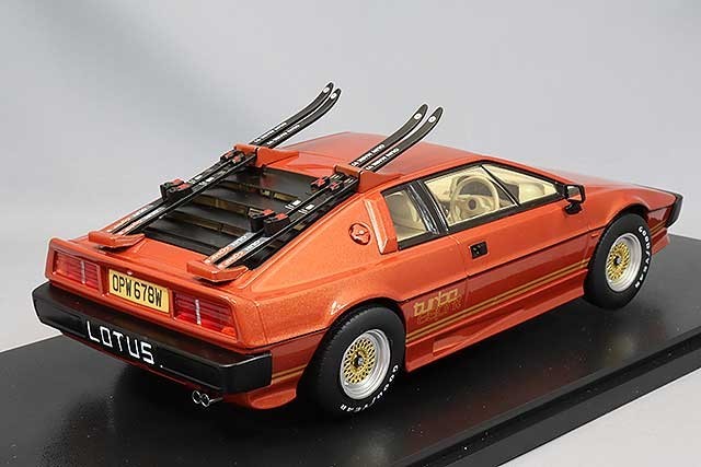 KK Scale KKDC181192 1/18 Lotus Esprit Turbo 1981 Copper Gold Ski Set