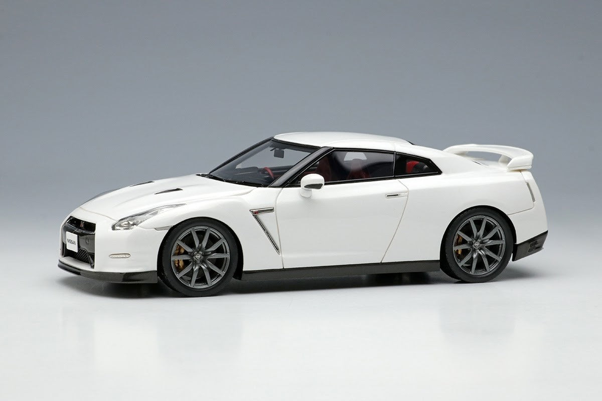 Make Up EIDOLON EM414B 1/43 Nissan GT-R R35 Brilliant White Pearl Finish 2014