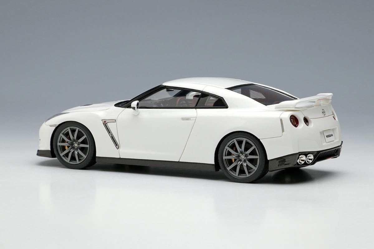 Make Up EIDOLON EM414B 1/43 Nissan GT-R R35 Brilliant White Pearl Finish 2014