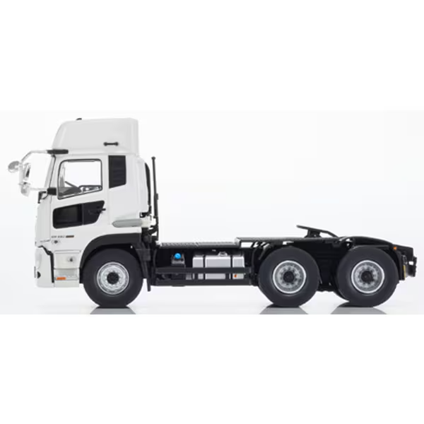 Kyosho KS67375W - 1/43 UD Quon GW 6x4 Tractor White [Die-cast Mini Car]