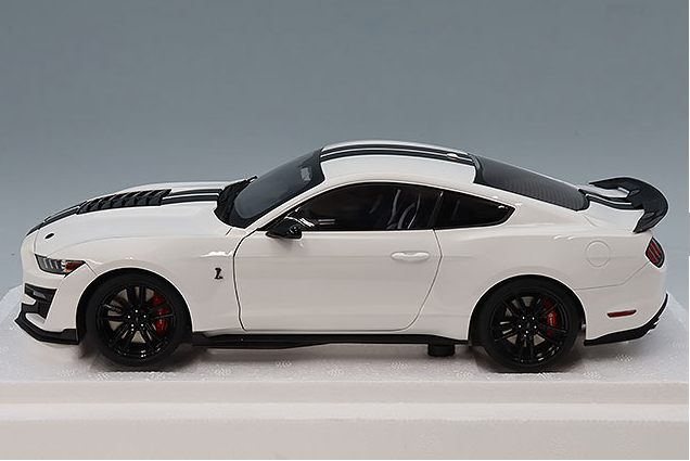 AUTOart 73095 1/18 Ford Mustang Shelby GT500 White w/Black Stripes