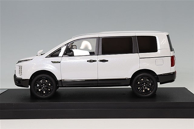 MARK43 PM43157BW 1/43 Mitsubishi Delica D:5 Chamonix White Diamond Resin