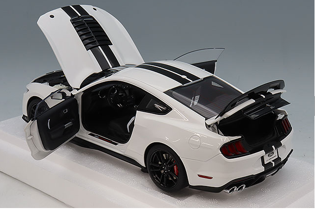 AUTOart 73095 1/18 Ford Mustang Shelby GT500 White w/Black Stripes