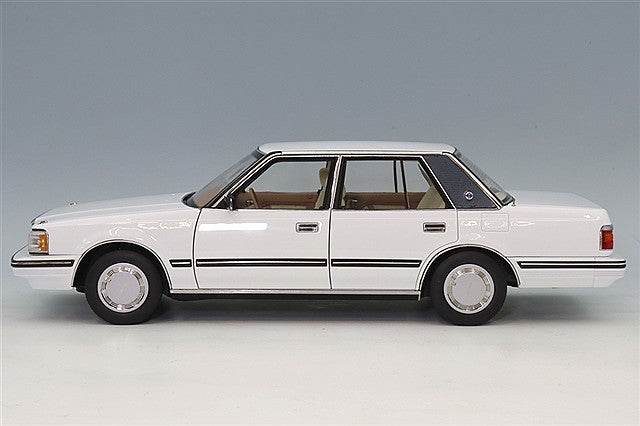 XiaoGuang Model XGM8250611W-2 1/18 Toyota Crown MS122 White Beige