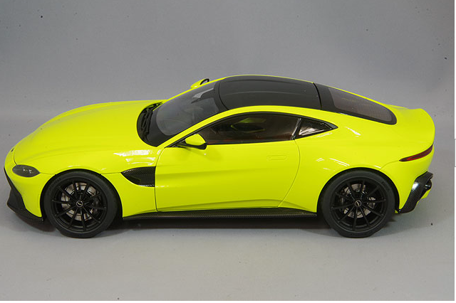AUTOart 70279 1/18 Aston Martin Vantage 2019 Lime Green Black Roof