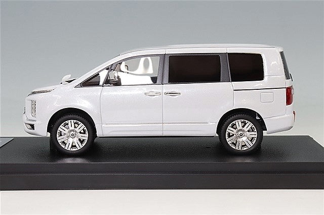 MARK43 PM43157AW 1/43 Mitsubishi Delica D:5 (P) White Diamond Resin