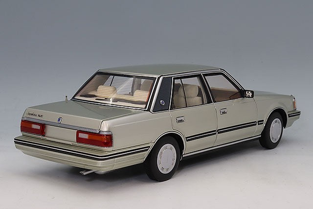 XiaoGuang Model XGM8251123G 1/18 Toyota Crown MS122 Gold