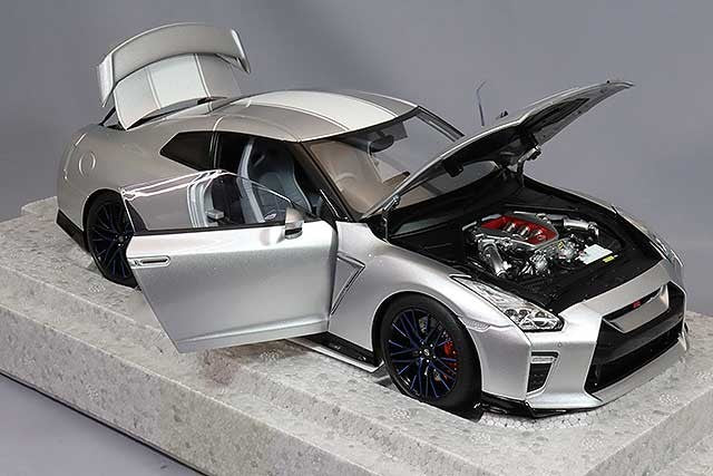 MOTORHELIX FS-M83502 1/18 Nissan GT-R R35 50th Anniversary Silver