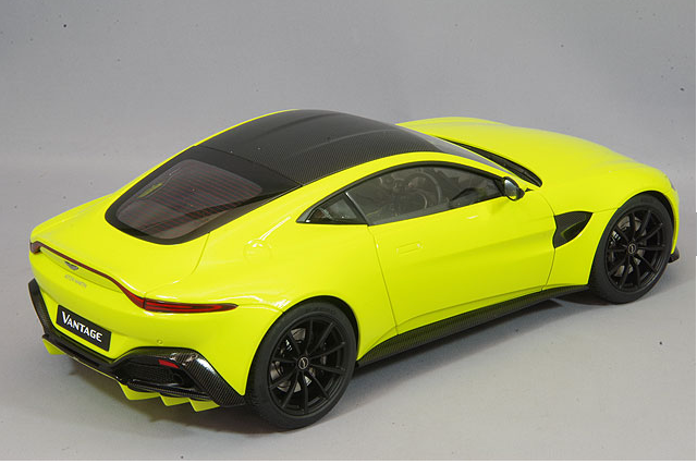 AUTOart 70279 1/18 Aston Martin Vantage 2019 Lime Green Black Roof