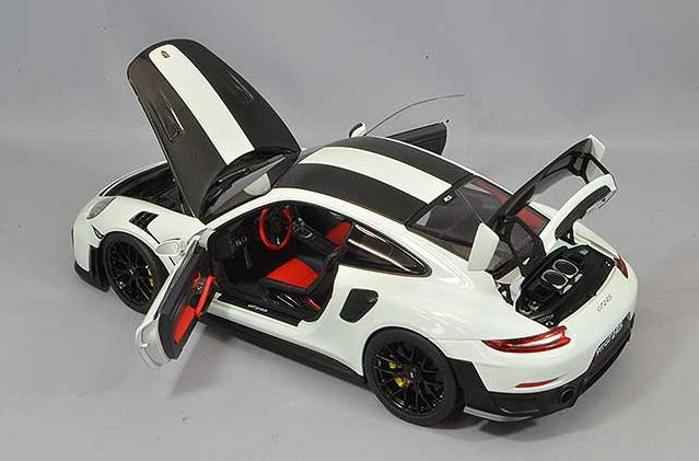 AUTOart 78171 1/18 Porsche 911 991.2 GT2 RS Weissach White/Carbon