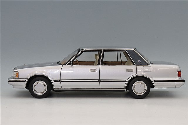 XiaoGuang Model XGM8250613S-2 1/18 Toyota Crown MS122 Silver Beige