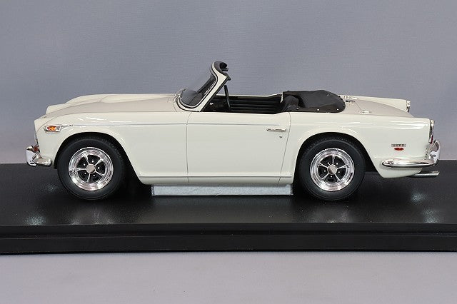 CULT CML0694 1/18 Triumph TR5 p.i. 1968 White