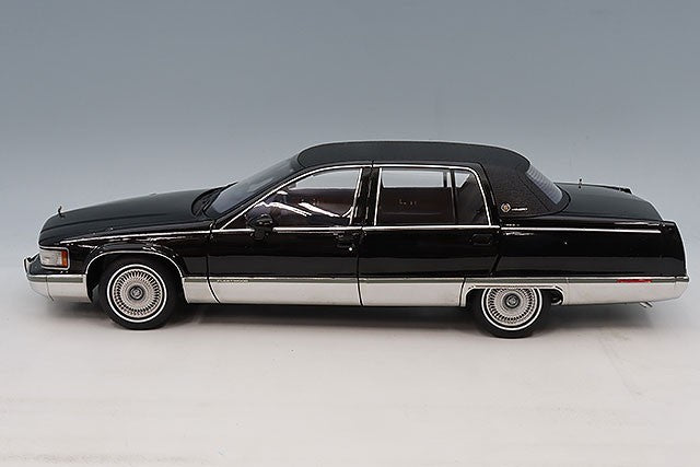 XiaoGuang Model XGM8210511B-2 1/18 Cadillac Fleetwood Black