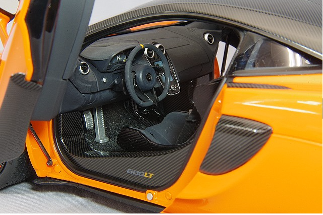 AUTOart 76084 1/18 McLaren 600LT N/A Orange w/Carbon Roof