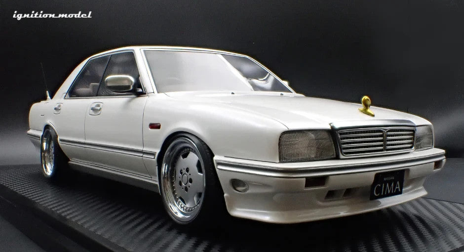 Ignition model IG3903 1/18 Nissan Cedric Cima Y31 White