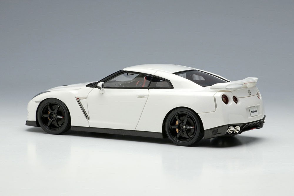 Make Up EIDOLON EM683B 1/43 Nissan GT-R Track Nismo Brilliant White Pearl