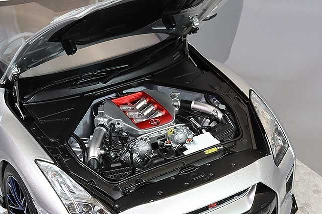 MOTORHELIX FS-M83502 1/18 Nissan GT-R R35 50th Anniversary Silver