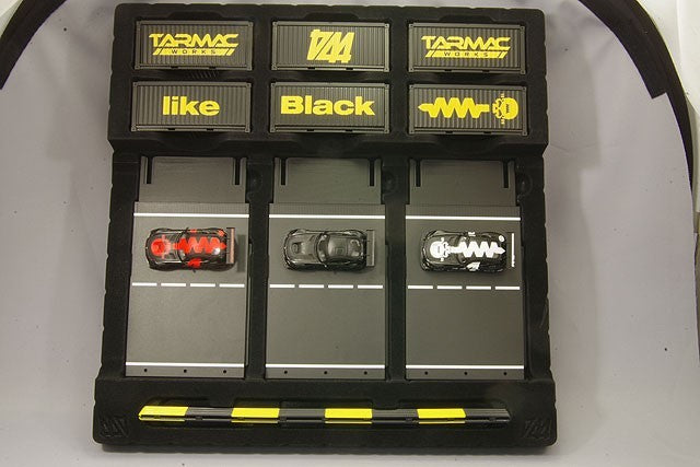 Tarmac T64-008-4A4Box 1/64 Mercedes-AMG GT3 #3 Pit Diorama Set