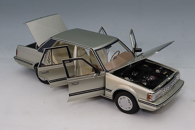 XiaoGuang Model XGM8251123G 1/18 Toyota Crown MS122 Gold