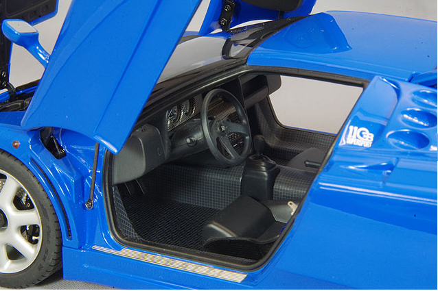 AUTOart 70917 1/18 Bugatti EB110 SS French Blue