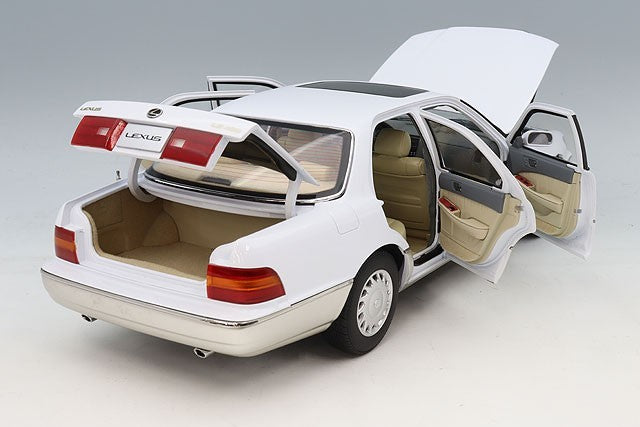 XiaoGuang Model XGM8230811W 1/18 Lexus LS400 1993 White