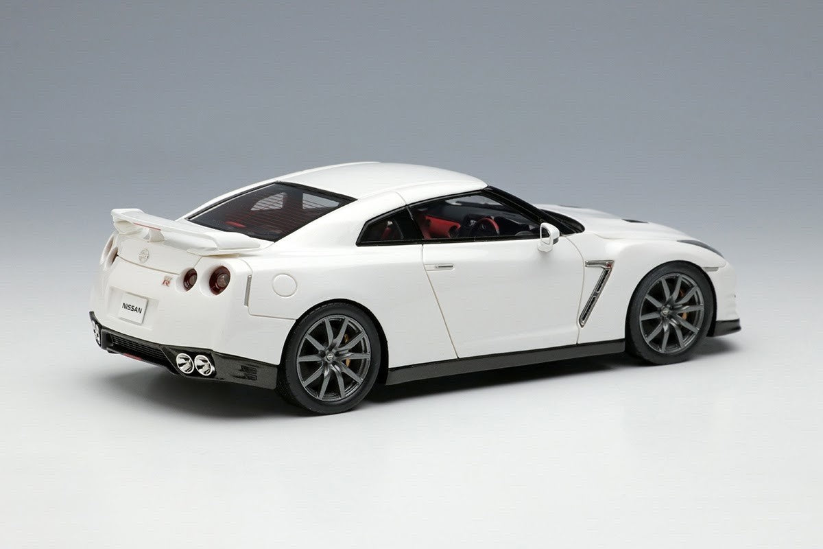 Make Up EIDOLON EM414B 1/43 Nissan GT-R R35 Brilliant White Pearl Finish 2014
