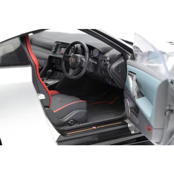 MOTORHELIX M83517 1/18 Nissan GT-R (R35) Track Edition NISMO T-Spec 2022 Silver