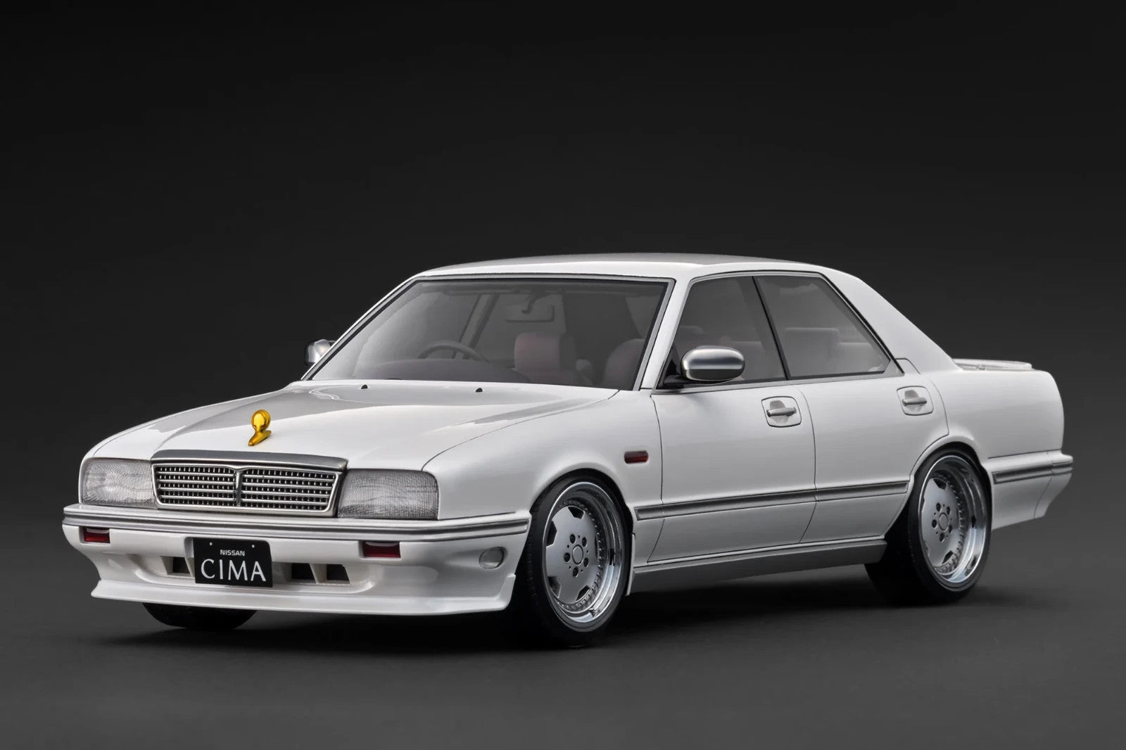 Ignition model IG3903 1/18 Nissan Cedric Cima Y31 White