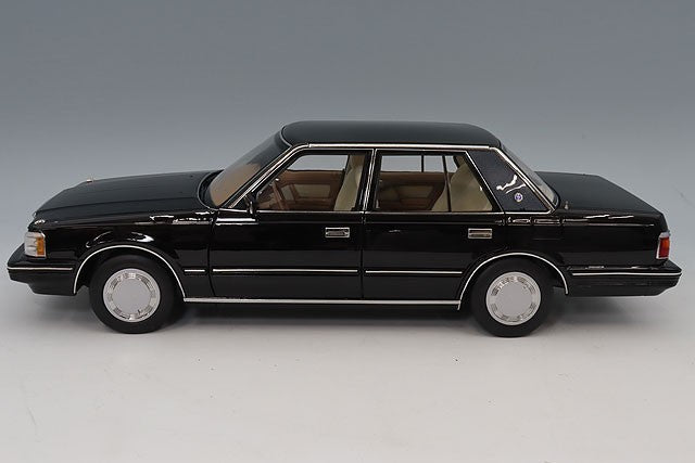 XiaoGuang Model XGM8250612B-2 1/18 Toyota Crown MS122 Black Beige