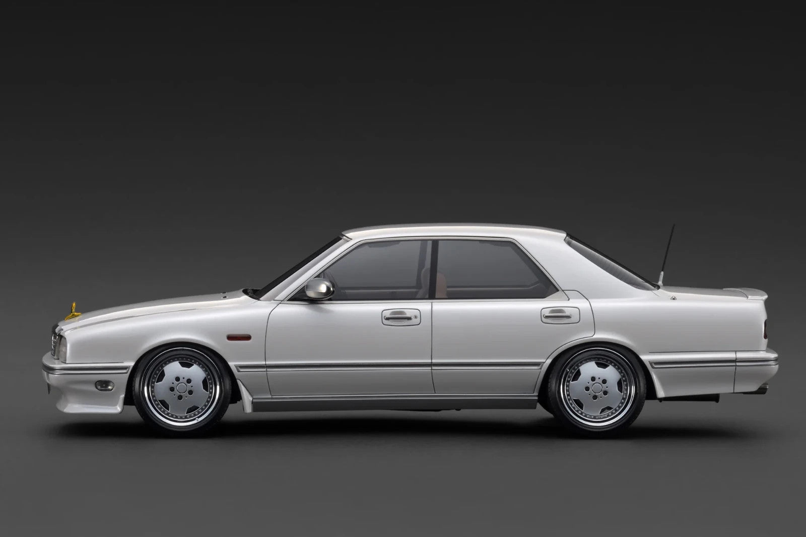 Ignition model IG3903 1/18 Nissan Cedric Cima Y31 White