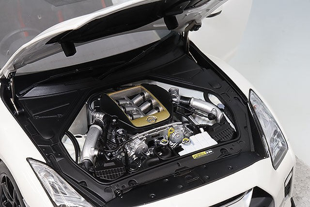 MOTORHELIX FS-M83518 1/18 Nissan GT-R R35 T-Spec 2022 White Resin