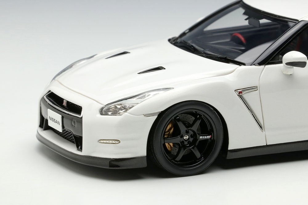Make Up EIDOLON EM683B 1/43 Nissan GT-R Track Nismo Brilliant White Pearl