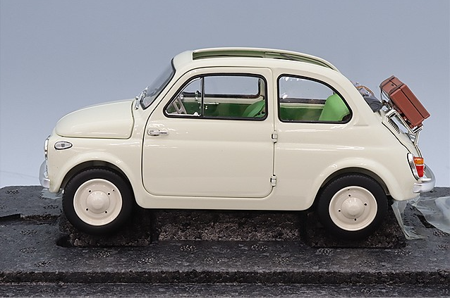 Kyosho KS08966WA 1/18 Fiat Nuova 500 w/Accessories Ivory Classic Set