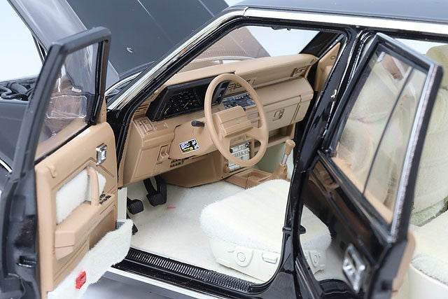 XiaoGuang Model XGM8250612B-2 1/18 Toyota Crown MS122 Black Beige