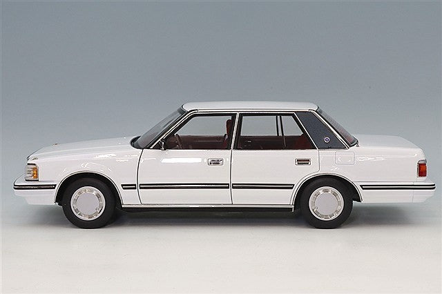 XiaoGuang Model XGM8250611W-1 1/18 Toyota Crown MS122 White Red