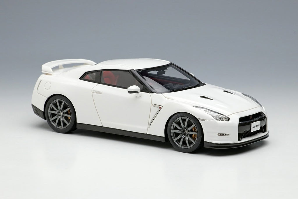 Make Up EIDOLON EM414B 1/43 Nissan GT-R R35 Brilliant White Pearl Finish 2014