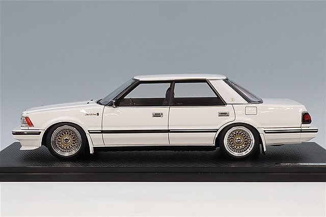 Ignition Model IG3824 1/18 Toyota Crown 3.0 Royal Saloon G 120 White Resin