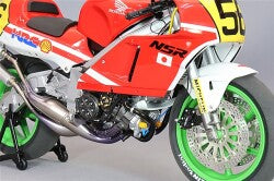 AUTOart Aa12566 Composite 1/12 Honda NSR500 WGP500 #56 "Baribari Legend" Gun Koma with Helmet - image 4