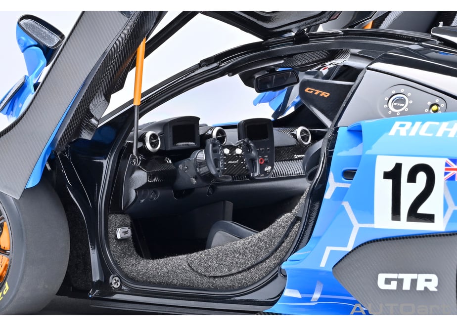 AUTOart 81955 1/18 McLaren Senna GTR Presentation Car #12 - view 10