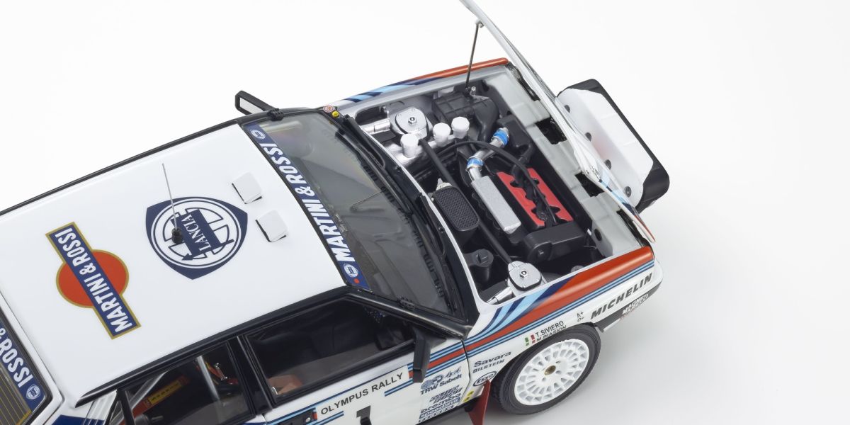 KS08960G Lancia Delta - open engine hood