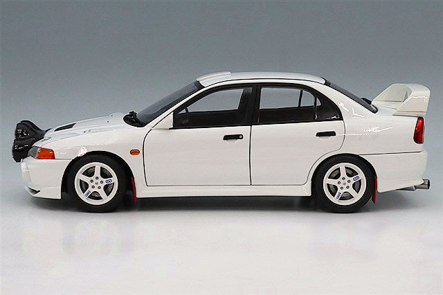 MotorHelix FS-M84010 1/18 Mitsubishi Lancer Evolution IV GSR Rally Lamp Pod Scotia White Diecast - view 2