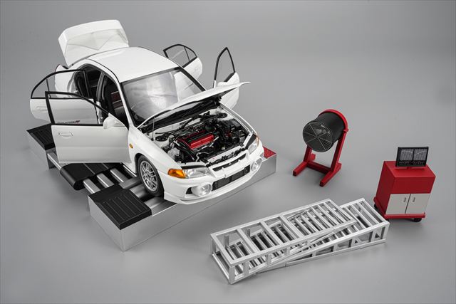 MotorHelix FS-M84013 1/18 Mitsubishi Lancer Evolution IV GSR Chassis Dyno Set Scotia White Diecast - view 8
