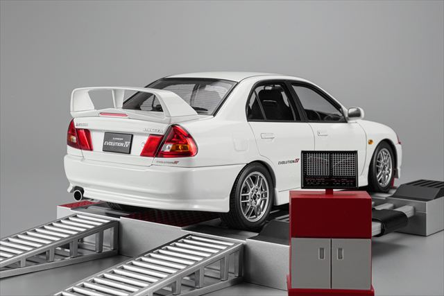 MotorHelix FS-M84013 1/18 Mitsubishi Lancer Evolution IV GSR Chassis Dyno Set Scotia White Diecast - view 9