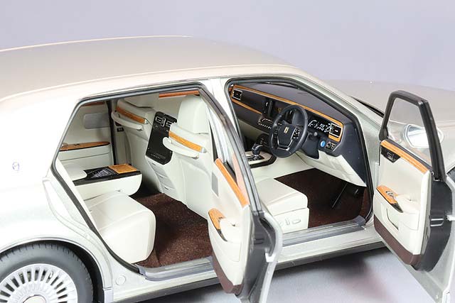 AUTOart Composite Aa78770 1/18 Toyota Century Special Edition Seika Radiant Silver Metallic - image 6