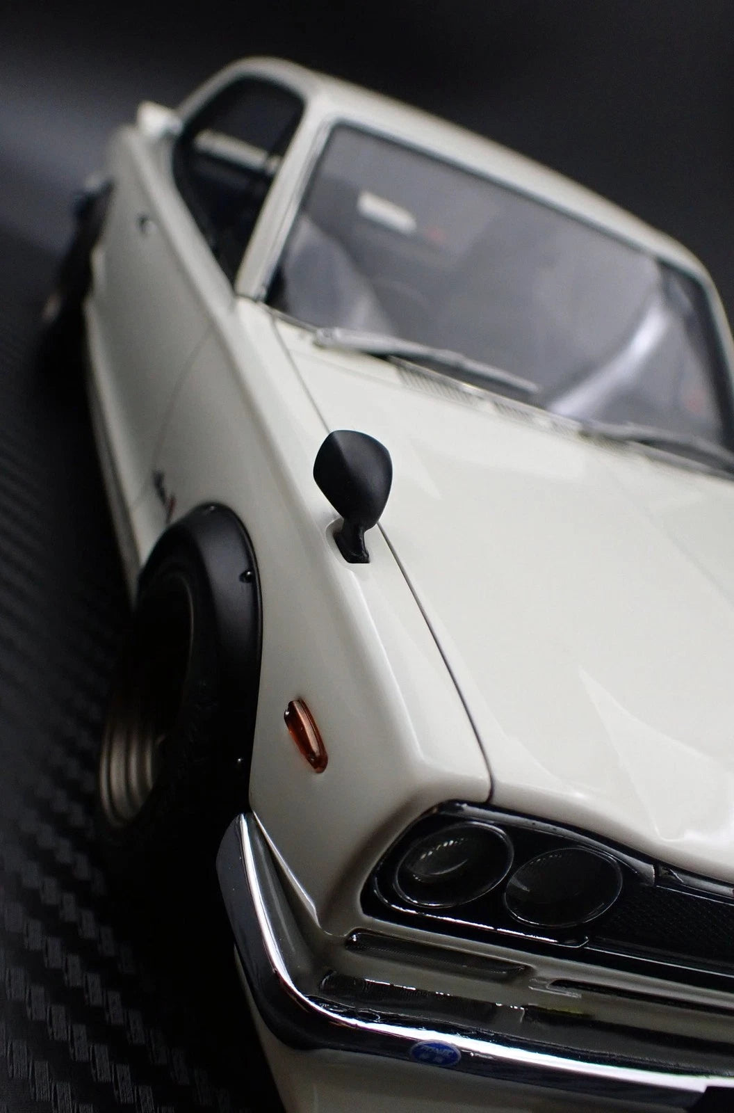 Ignition Model IG4033 1/18 Nissan Skyline 2000 GT-R (KPGC10) White Ivory/RS Watanabe 8-Spoke 15-inch Wheels(Bronze) - image 2