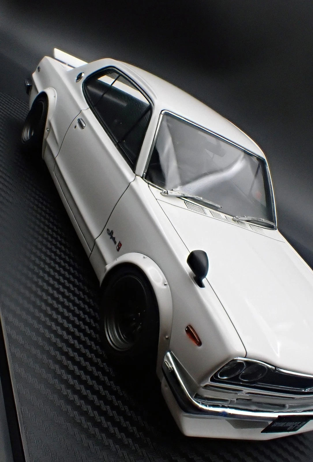 Ignition Model IG4034 1/18 Nissan Skyline 2000 GT-R (KPGC10) White/RS Watanabe 8-Spoke 15-inch Wheels - image 2