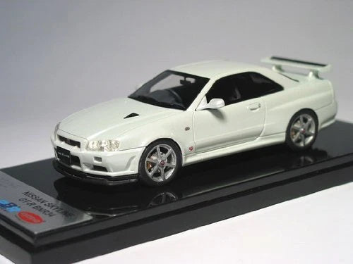 Kyosho K04011W Nissan Skyline GT-R V-Spec II BNR34 White - front three-quarter view